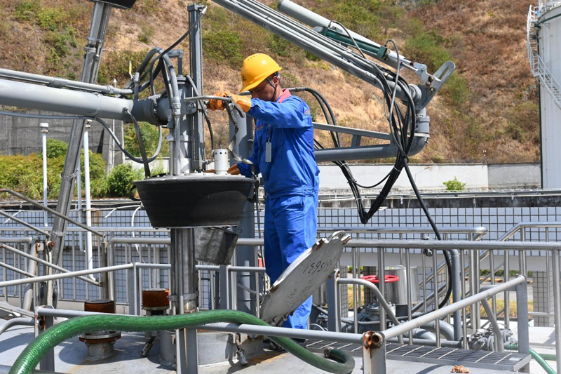 王一洲正在操作卸油鶴管。劉卓爾攝