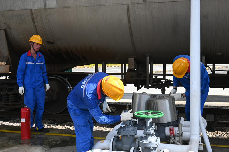 工人們在保養設備。劉卓爾攝