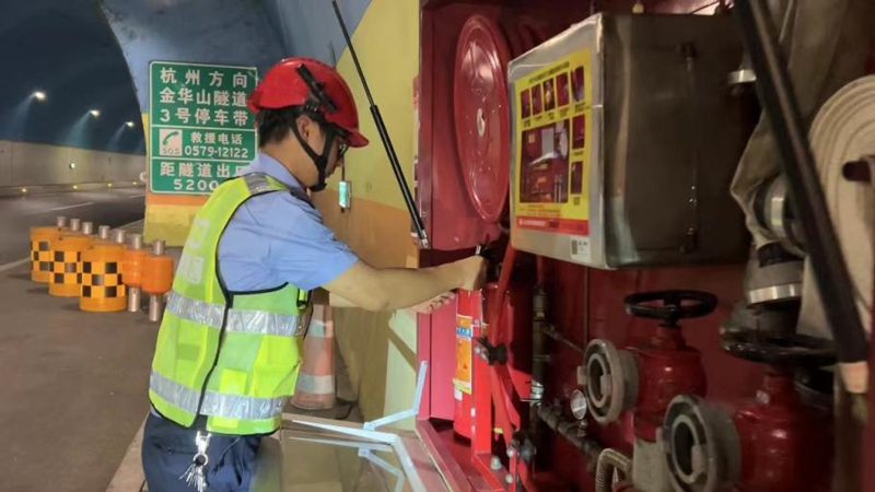 巡檢員例行檢查消防設施。沈嘉寧攝