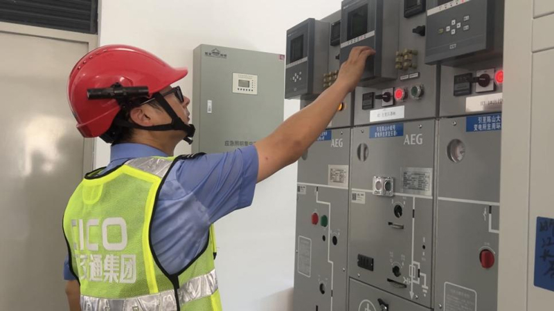 李杰檢查配電房設施。沈嘉寧攝