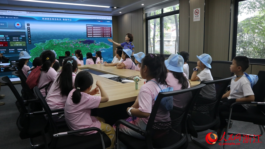 “小萌管”走進杭州西湖風景名勝區綜合行政執法隊。人民網記者 張帆攝