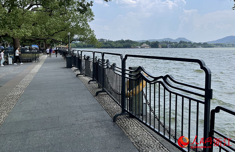 臨時防護帶。人民網記者 郭揚攝