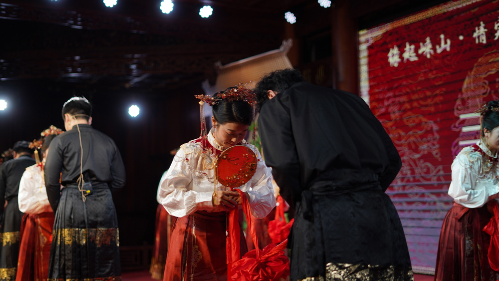 8月10日，嵊州市越劇小鎮里舉辦了一場“緣起嵊山·情定剡水”國風集體婚禮。嵊州市委宣傳部供圖