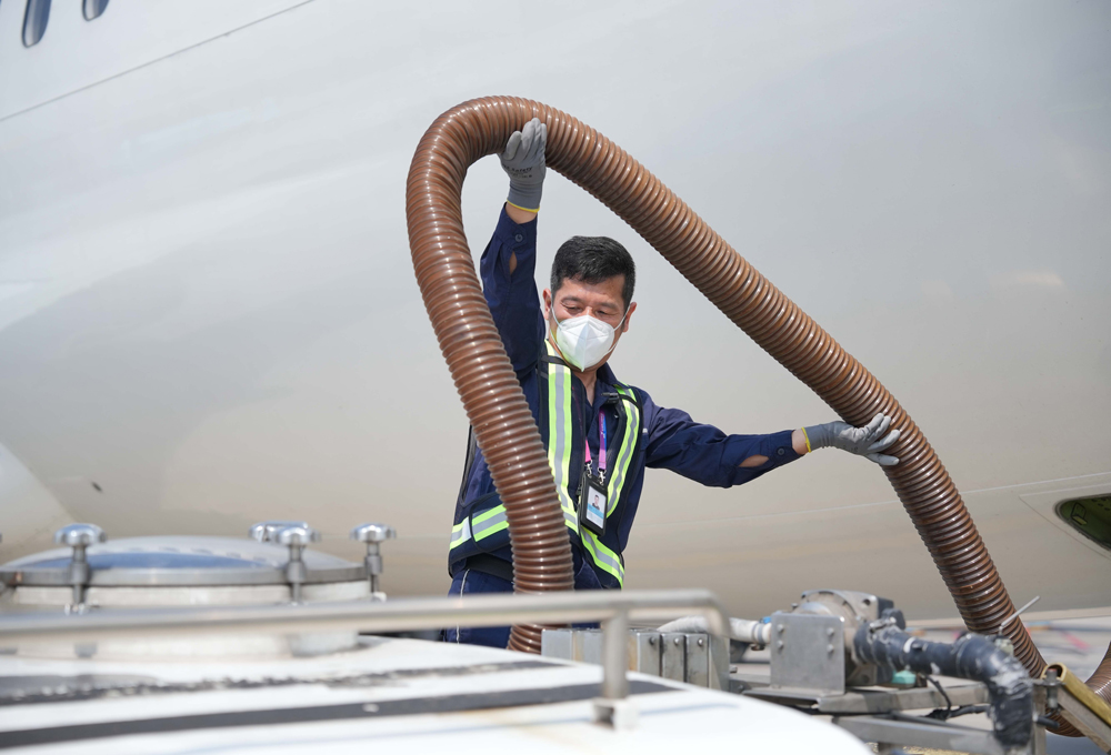 排污完畢，飛機排污員正在整理污水管。吳承予攝
