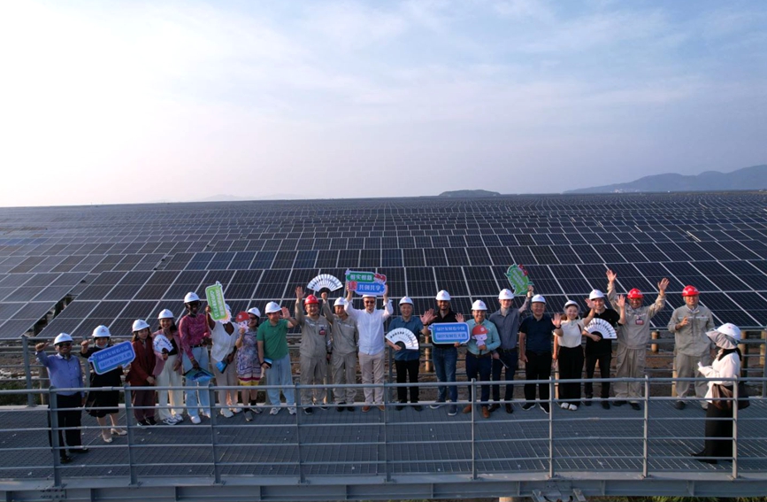 外國專家學者在“光伏田”合照。吳越 攝