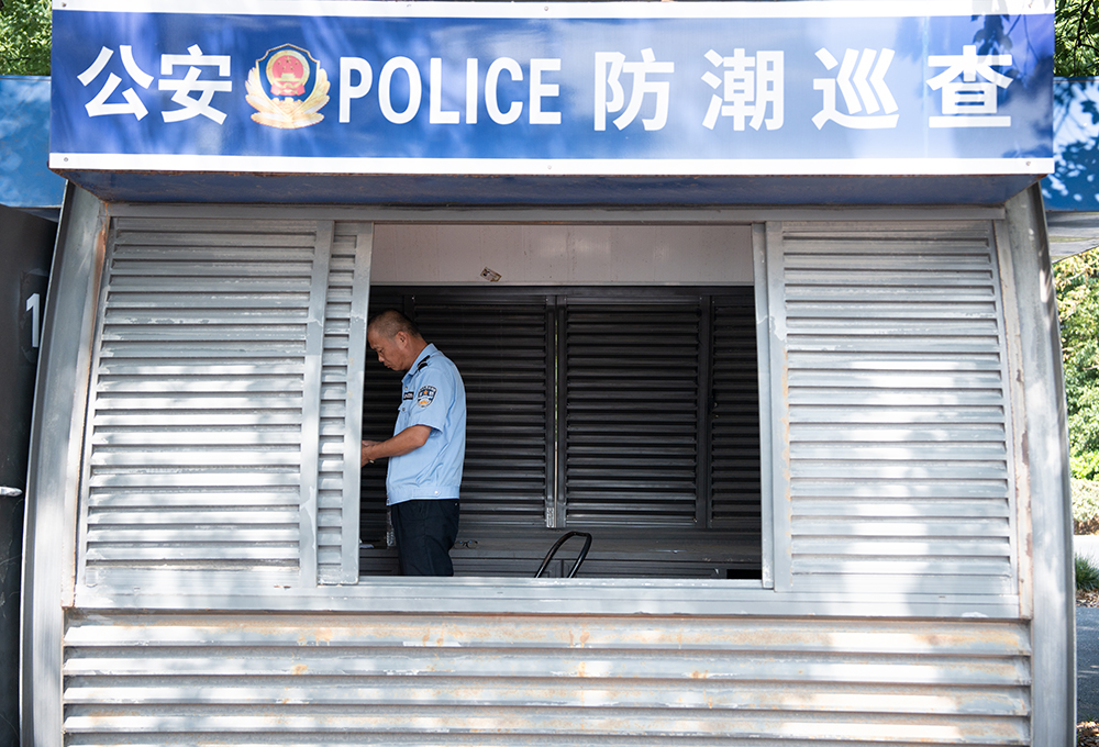 巡堤隊員在崗亭內記錄工作。吳承予攝