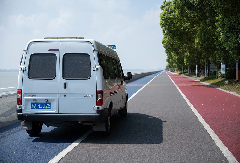 巡防車輛正在堤岸上巡邏。吳承予攝