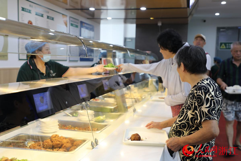 老年人在社區食堂“翠食坊”用餐。人民網 方彭依夢攝