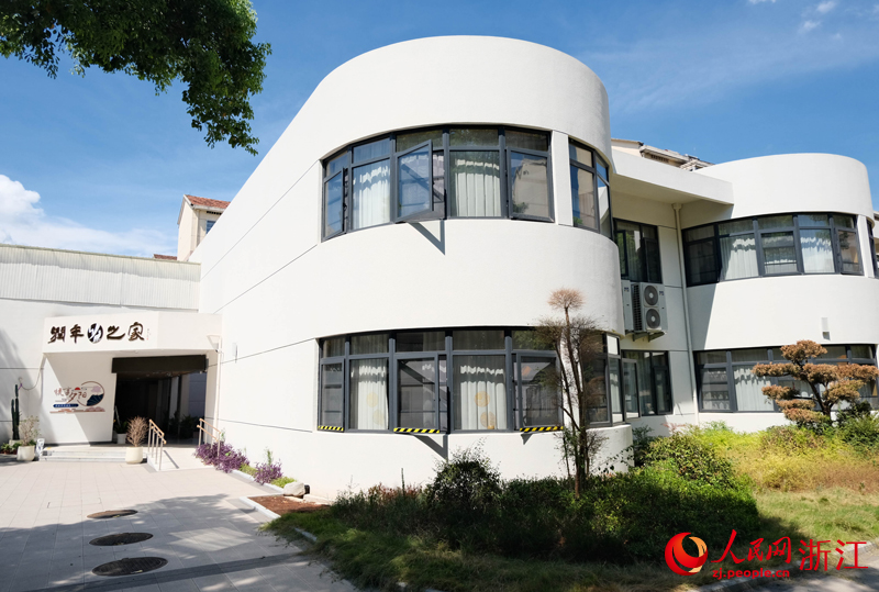 養老院由幼兒園改造而成，樓體進行翻新的同時做了多處適老化改造。人民網 程欣攝