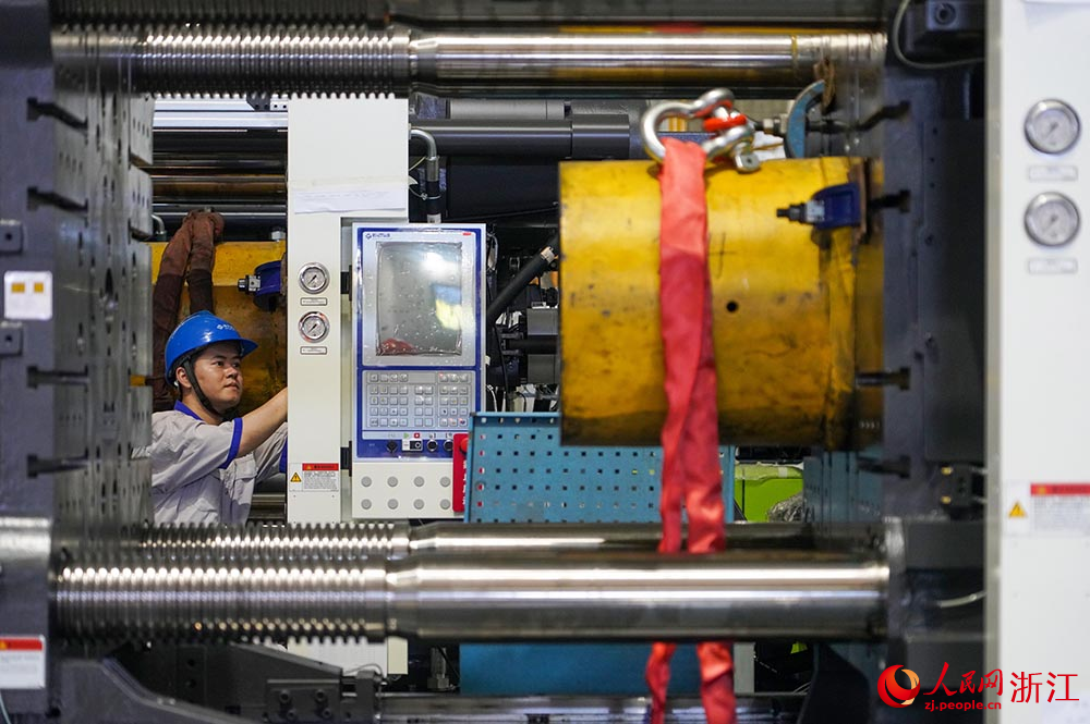 在寧波市北侖區一家單項冠軍企業的生產車間里，工人在調試設備。人民網 章勇濤攝
