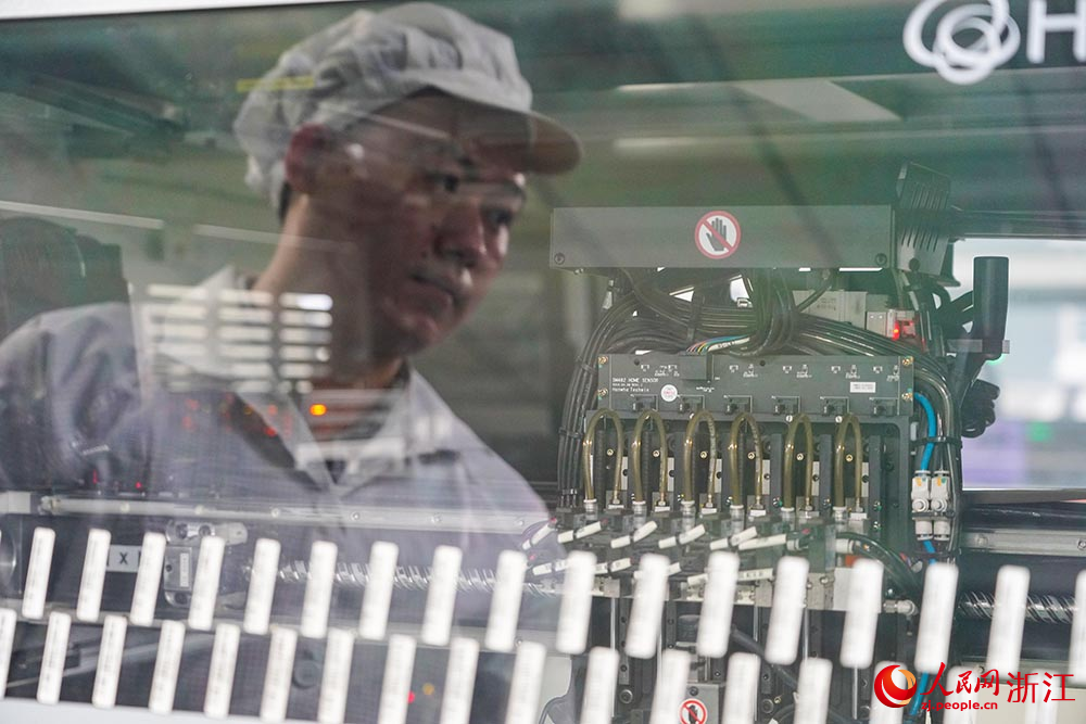 在寧波市北侖區一家單項冠軍企業的生產車間里，工人在生產線上有條不紊地作業。人民網 章勇濤攝