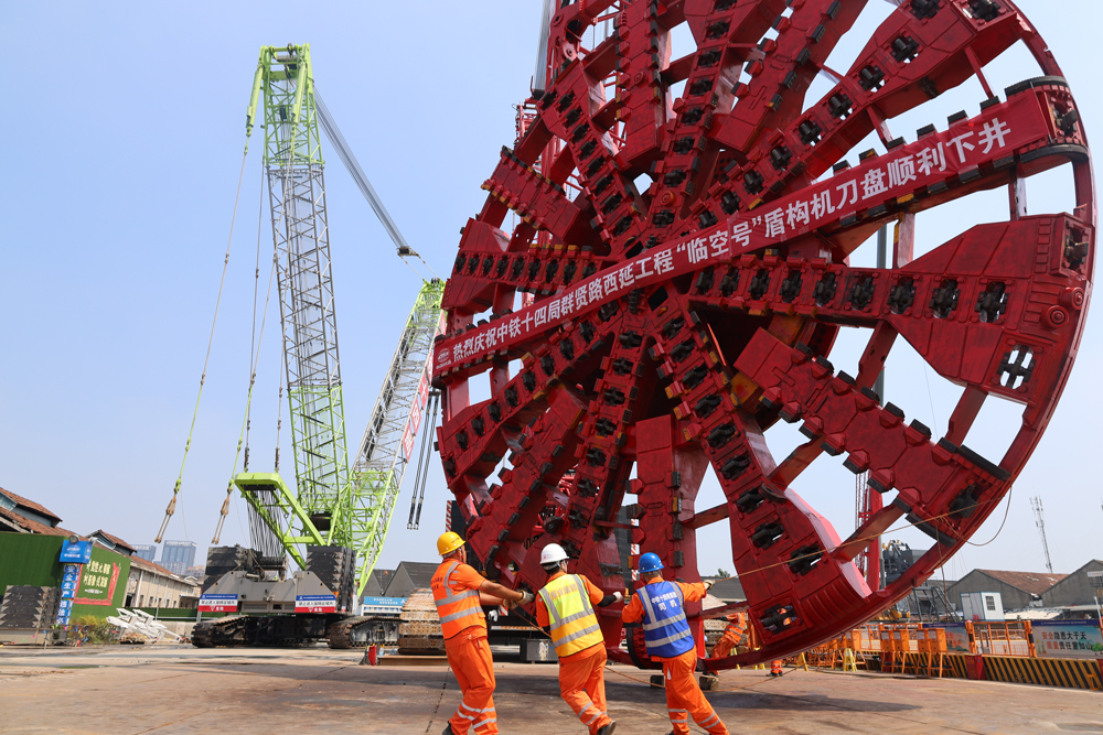 直徑15.08米、重約376噸的“臨空號”刀盤精準下井。張憶典攝