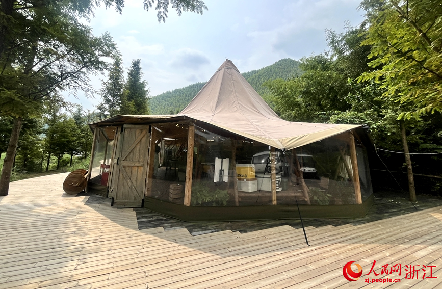 小帳篷撐起大市場。人民網記者 張麗瑋攝