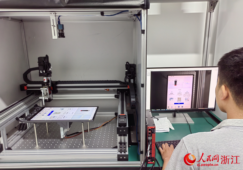 研發人員正在智能研究院進行測試。人民網 程欣攝