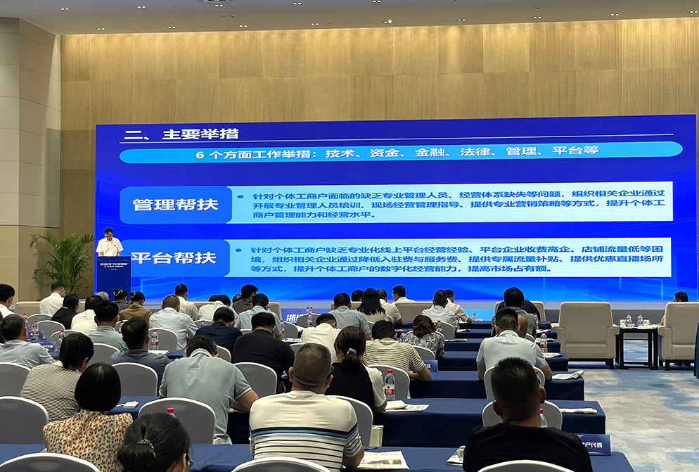 現場介紹“大企幫小店”幫扶舉措。吳承予 攝