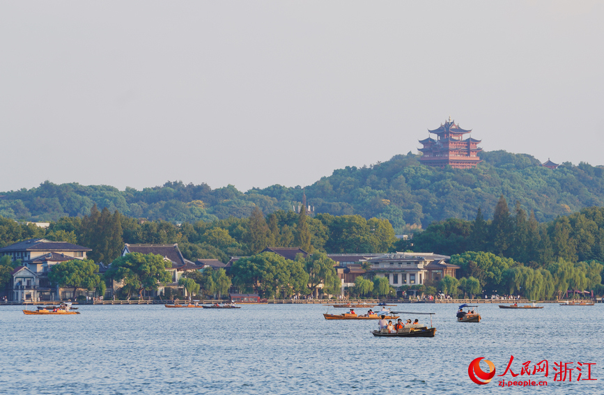 游客乘船游覽西湖。人民網記者 郭揚攝
