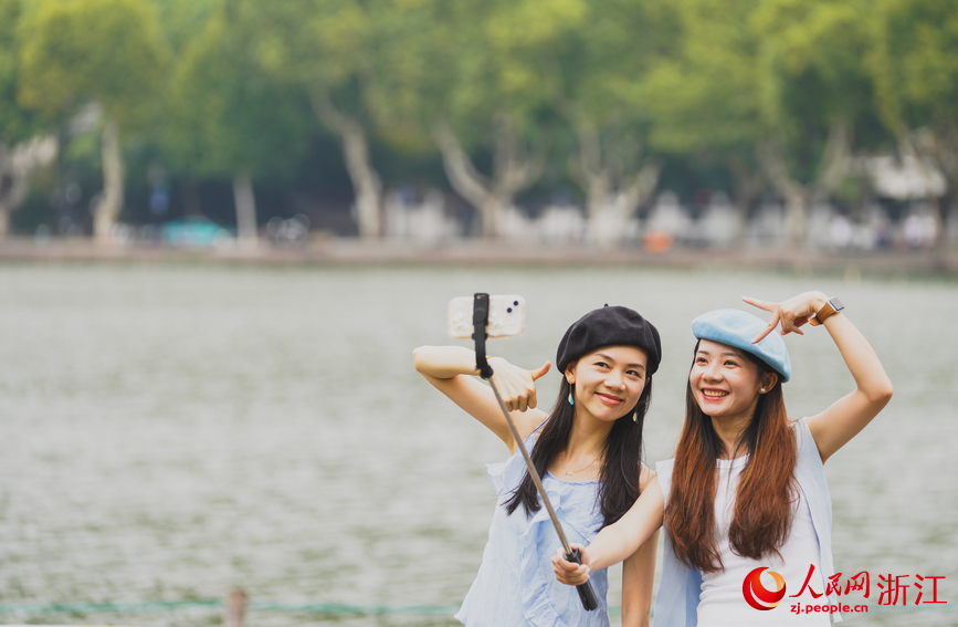 游客拍照留念。人民網記者 郭揚攝