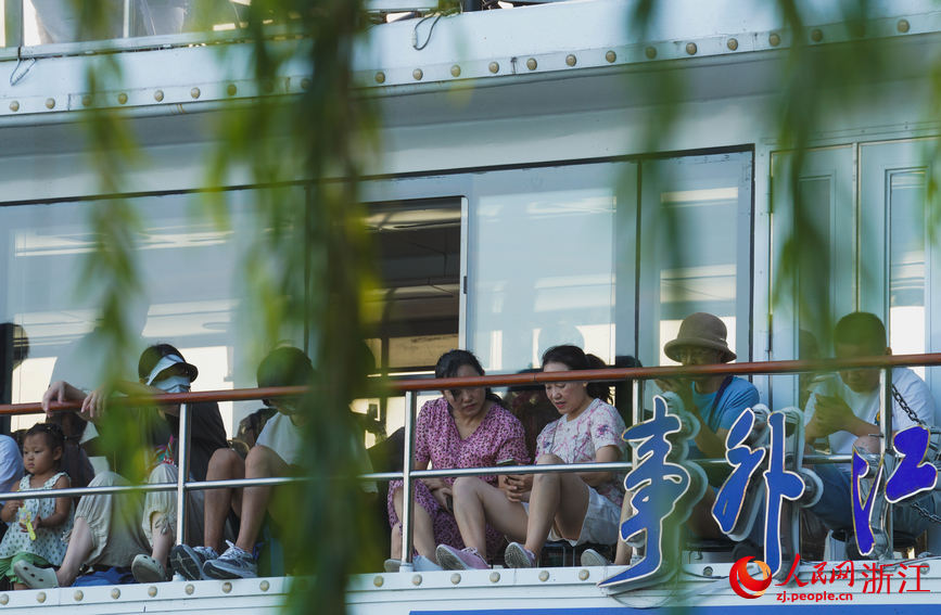 船上坐滿了游客。人民網記者 郭揚攝