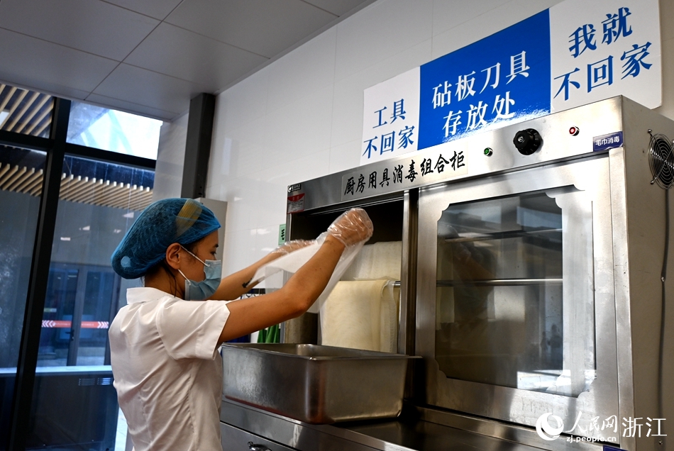 用過的蒸籠布、砧板、刀具及時消毒。人民網記者 張麗瑋攝