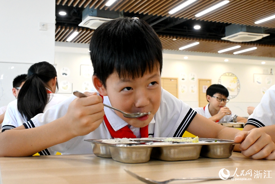 學生就餐。人民網記者 張麗瑋攝