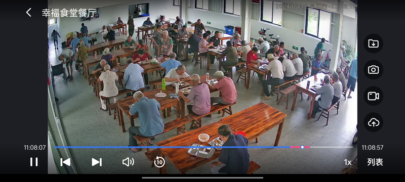 老人們在食堂內用餐。受訪者供圖