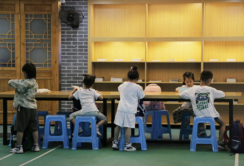 小朋友們在等待區閱讀繪本。吳承予攝