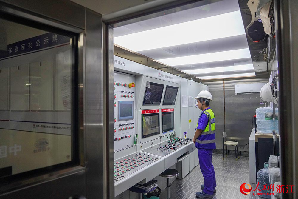 中鐵十四局技術人員在浙江省寧波市甬舟鐵路海底隧道地下58米深掘進工作現場。人民網 章勇濤攝