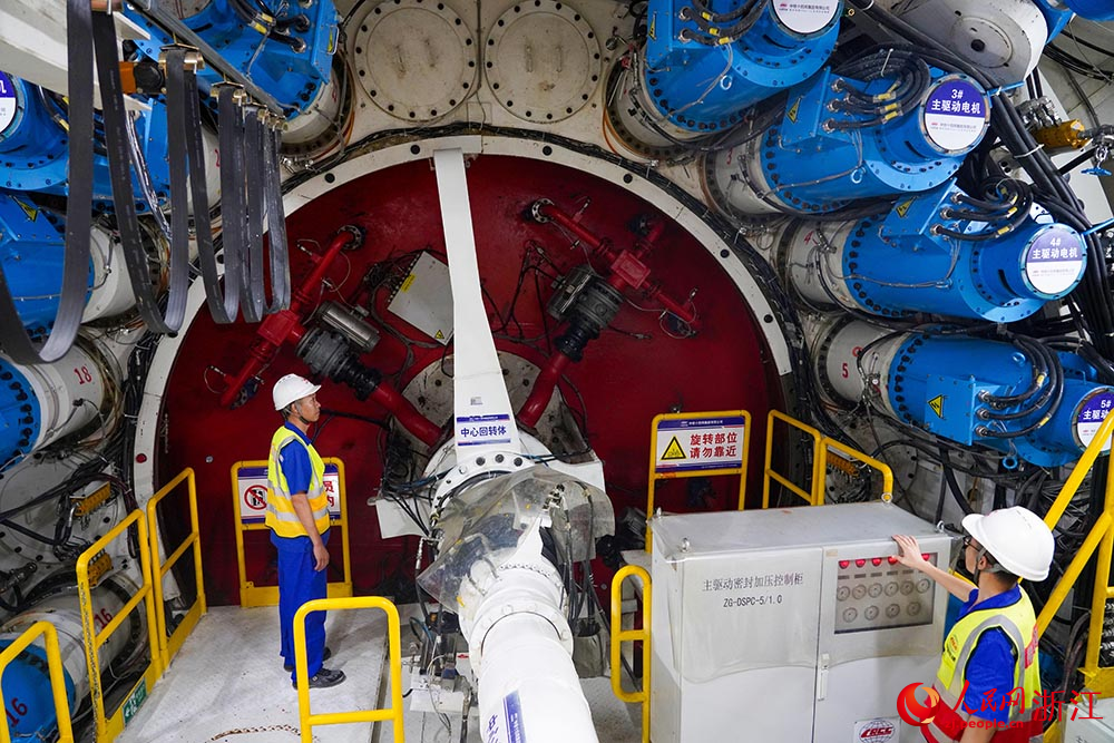 中鐵十四局技術人員正在“甬舟號”盾構機內部作業。人民網 章勇濤攝
