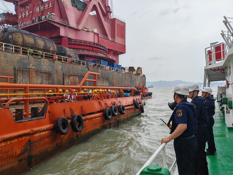 海事執法人員對避風船舶開展安全提醒。浙江海事局供圖
