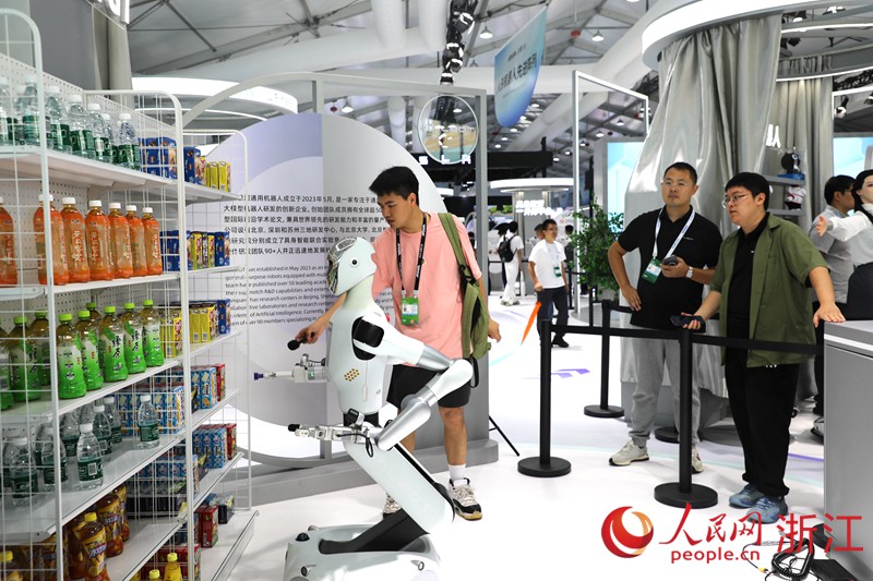 前沿應用館中的機器人展示。人民網 方彭依夢攝