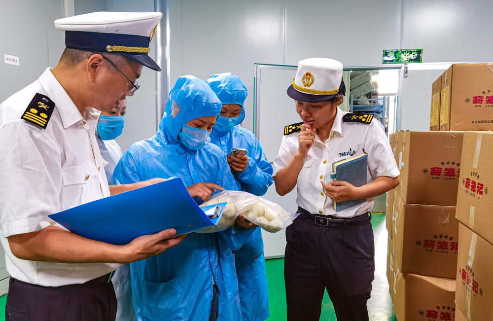 9月24日，嵊新海關工作人員正在企業里給出口柬埔寨的嵊州小籠包驗貨。張亮宗攝