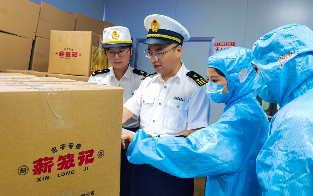 9月24日，嵊新海關工作人員正在企業里給出口柬埔寨的嵊州小籠包驗貨。張亮宗攝