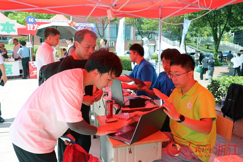 9月18日，金華職業技術大學迎來首批本科專業新生。人民網 方彭依夢攝