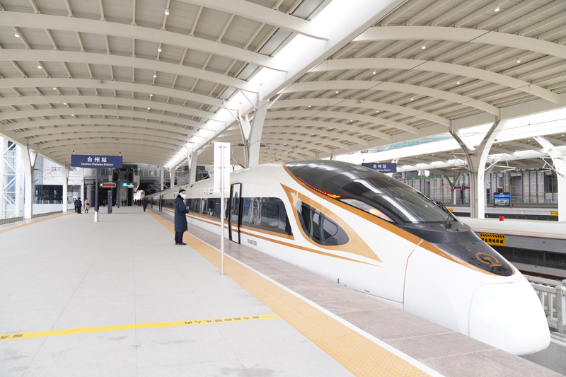 杭紹臺高鐵首趟列車即將發出。秦文攝