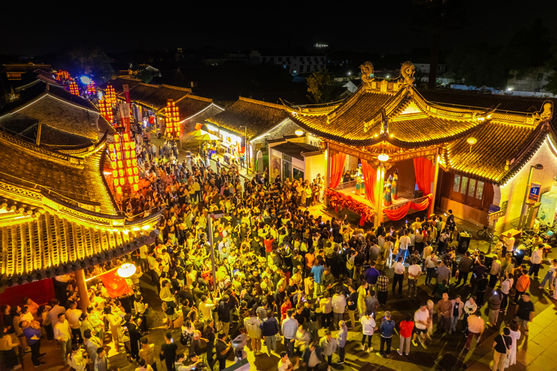 國慶假期，寧波江北慈城古縣城游人如織，一片紅火的景象