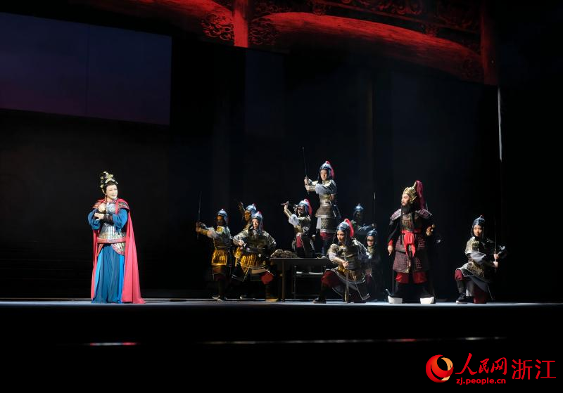 《膽劍千秋》演出舞臺照。人民網 程欣攝