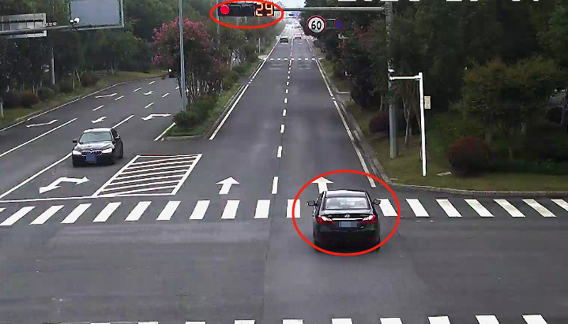 程幸龍在確保安全的前提下，連闖6個紅燈。