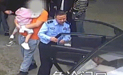 程幸龍從王先生手中接過女孩。