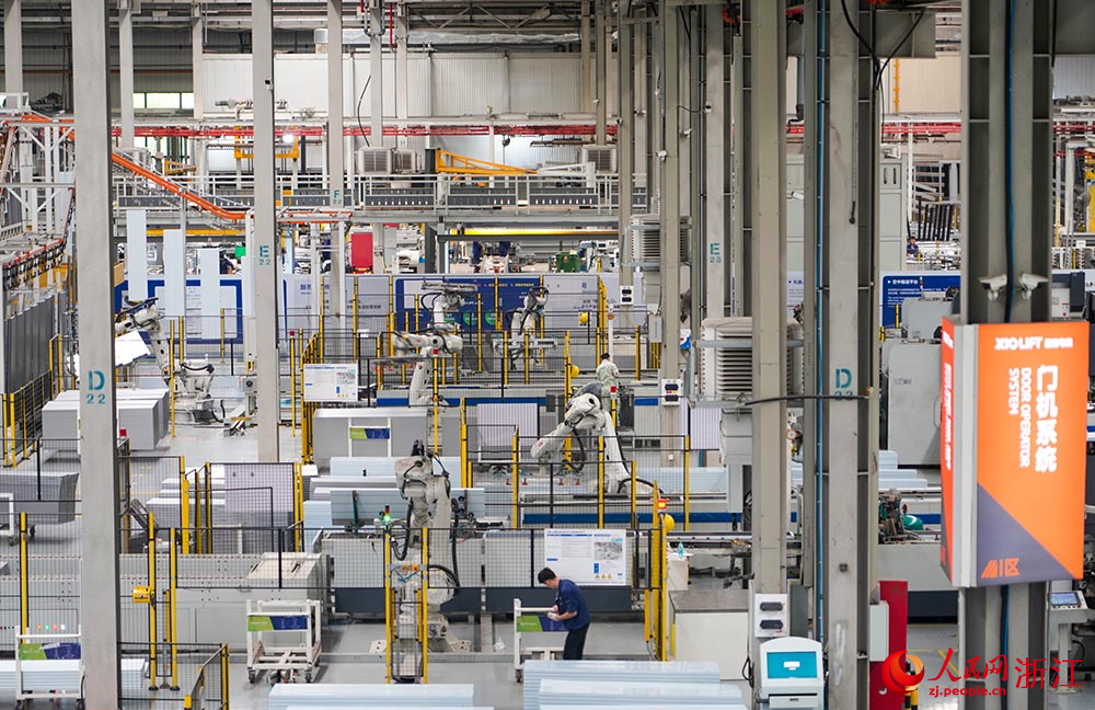 近日，在杭州市臨平區西奧電梯“未來工廠”，機械臂快速運轉，車間一派繁忙景象。人民網 章勇濤攝