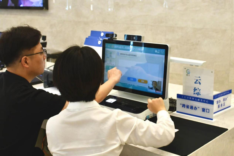 工作人員正在指導沈先生連線盛澤鎮工作人員辦理個體工商戶營業執照。徐奕唯攝