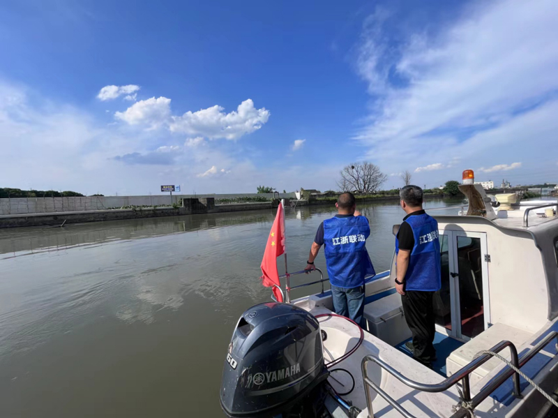 許文偉和孔文明正在巡河。受訪者提供