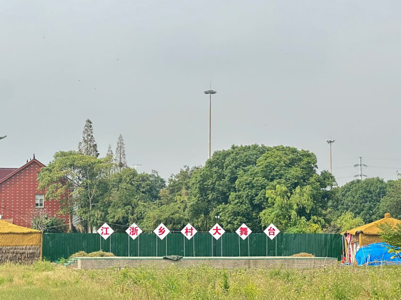 正在建設的鄉村大舞臺。席曉婕攝