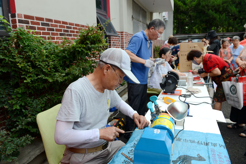 開展便民服務。甬江街道供圖