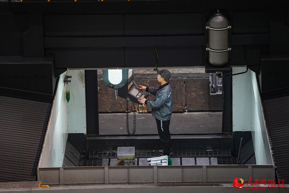 工人在生產線上有條不紊地忙碌著。人民網 章勇濤攝