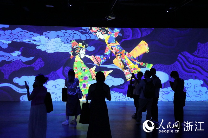 觀眾正在園區內觀看皮影藝術光影展《一夢華胥》。人民網 方彭依夢攝