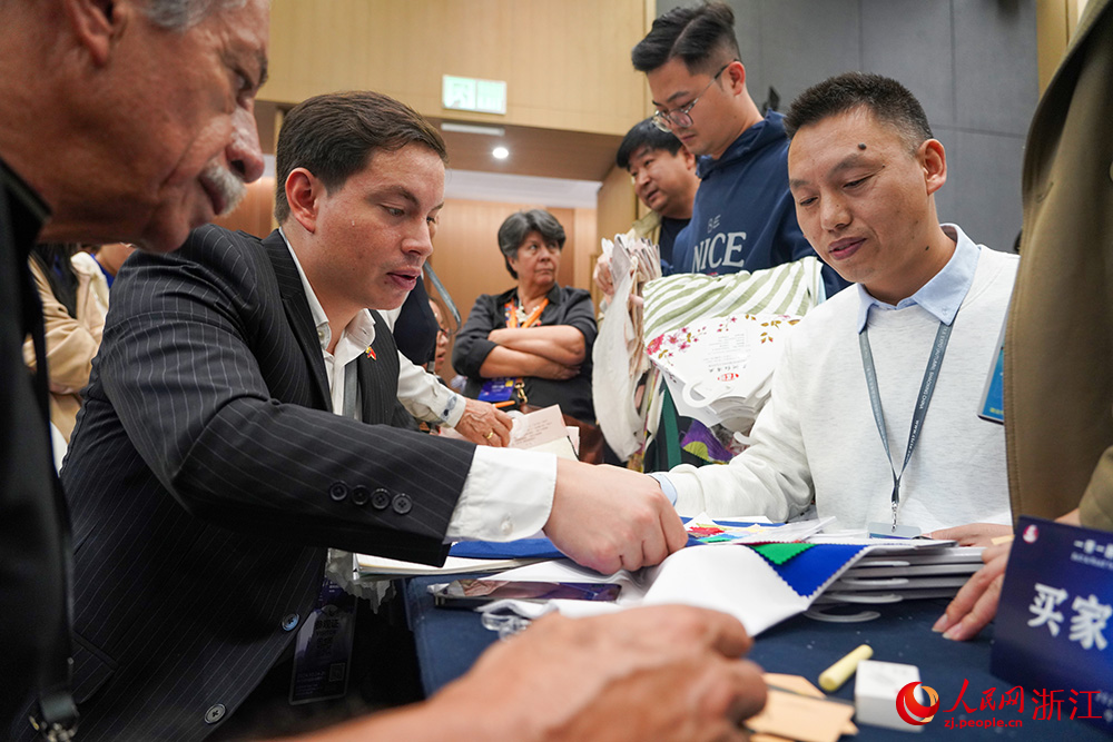 在浙江紹興國際會展中心，企業和采購商洽談業務。人民網 章勇濤攝