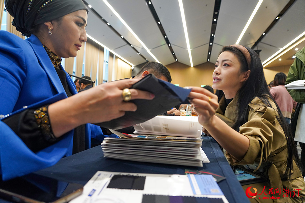 在浙江紹興國際會展中心，企業和采購商洽談業務。人民網 章勇濤攝