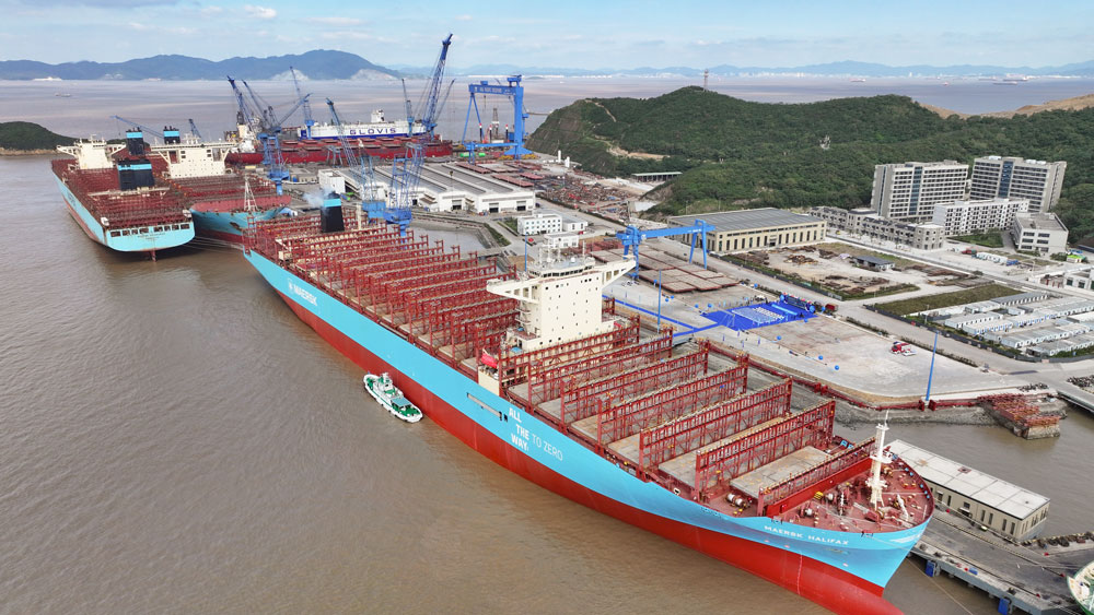 全球首艘馬士基大型集裝箱船甲醇雙燃料改裝項目在舟山普陀交付。楊義鴻攝