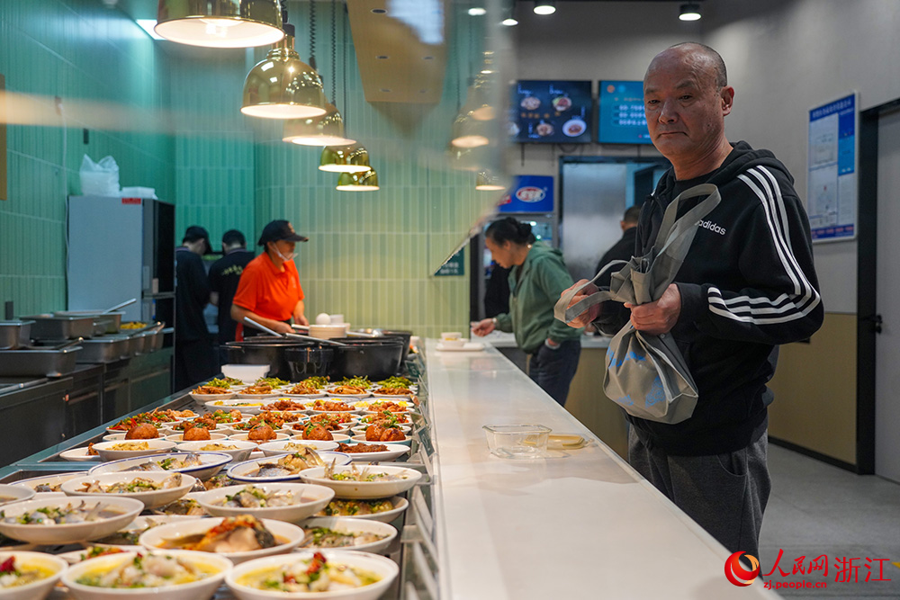老年人在社區食堂點菜就餐。人民網 章勇濤攝