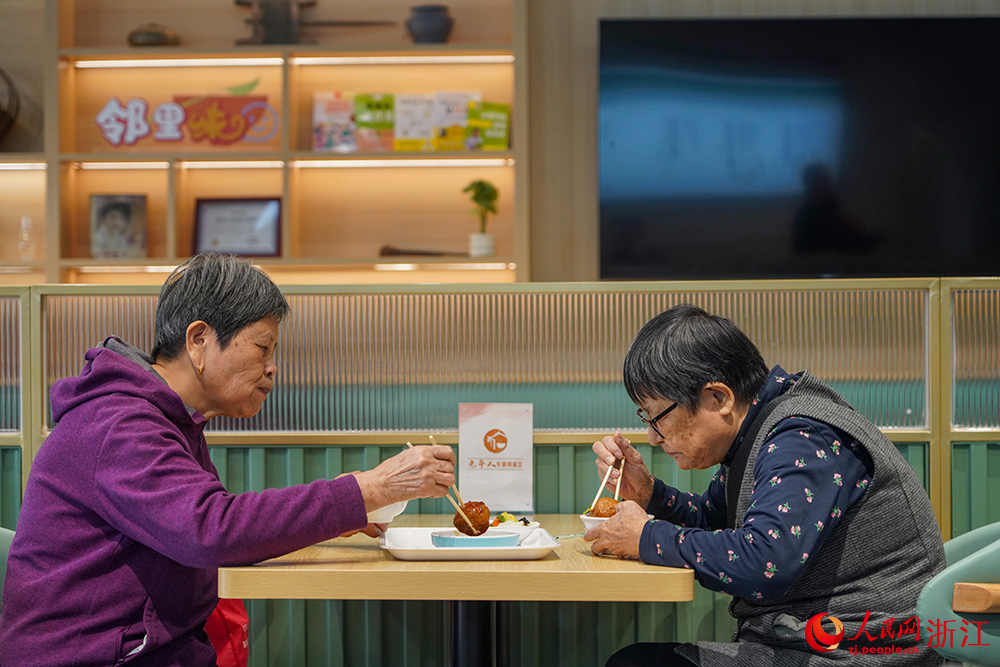 老年人在社區食堂點菜就餐。人民網 章勇濤攝